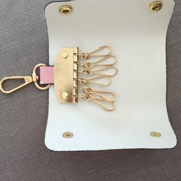 LV key chain - Picture 3 of 4